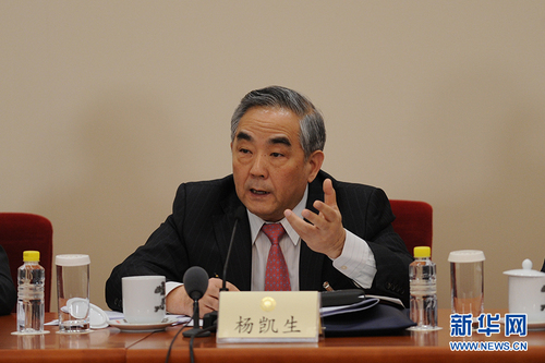 　3月6日，全国政协十二届五次会议在北京人民大会堂新闻发布厅召开记者会，邀请5位全国政协委员就深入推进“三去一降一补”、深入推进农业供给侧结构性改革、着力振兴实体经济、防范金融风险、推进“一带一路”建设等回答记者提问。图为全国政协委员杨凯生回答记者提问。