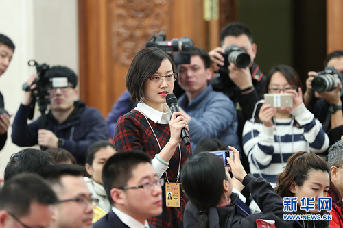 　3月6日，全国政协十二届五次会议在北京人民大会堂新闻发布厅召开记者会，邀请5位全国政协委员就深入推进“三去一降一补”、深入推进农业供给侧结构性改革、着力振兴实体经济、防范金融风险、推进“一带一路”建设等回答记者提问。图为新华社记者在会上提问。