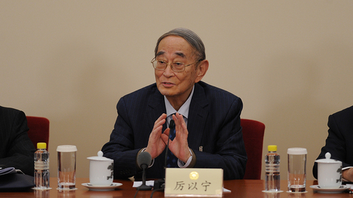 图为厉以宁回答记者提问。