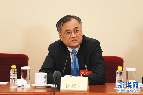 图为全国政协委员钱颖一回答记者提问。_副本