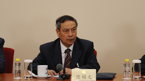 图为陈锡文回答记者提问。