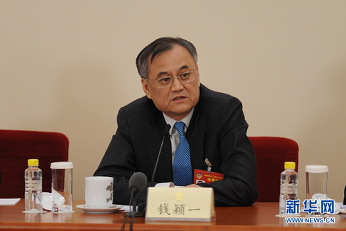 图为全国政协委员钱颖一回答记者提问。