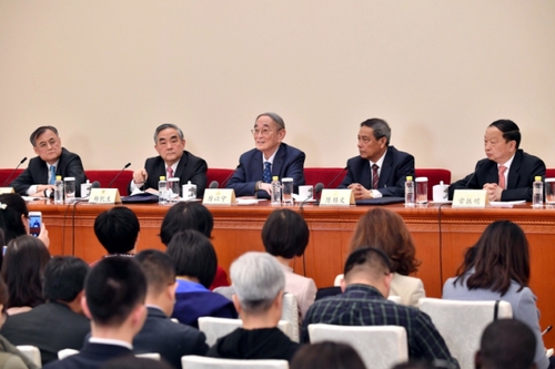 3月6日，全国政协十二届五次会议在北京人民大会堂新闻发布厅召开记者会，邀请全国政协委员厉以宁、陈锡文、杨凯生、常振明、钱颖一就深入推进“三去一降一补”、深入推进农业供给侧结构性改革、着力振兴实体经济、防范金融风险、推进“一带一路”建设等回答记者提问。3