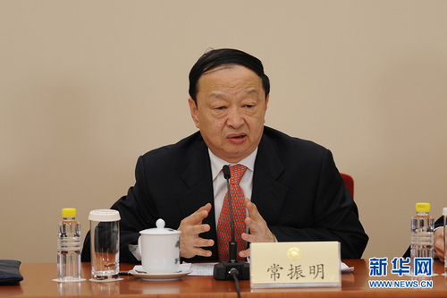 3月6日，全国政协十二届五次会议在北京人民大会堂新闻发布厅召开记者会，邀请5位全国政协委员就深入推进“三去一降一补”、深入推进农业供给侧结构性改革、着力振兴实体经济、防范金融风险、推进“一带一路”建设等回答记者提问。图为全国政协委员常振明回答记者提问。