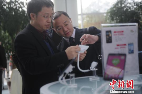 资料图：市民正在体验移动4G。陈超 摄