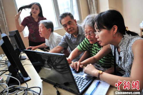 资料图：志愿者为福利院几位老人辅导电脑入门知识。<a target='_blank' href='http://www.chinanews.com/'>中新社</a>发 邹宪 摄