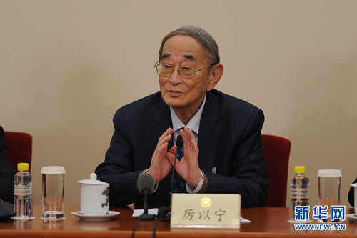 3月6日，全国政协十二届五次会议在北京人民大会堂新闻发布厅召开记者会，邀请5位全国政协委员就深入推进“三去一降一补”、深入推进农业供给侧结构性改革、着力振兴实体经济、防范金融风险、推进“一带一路”建设等回答记者提问。图为全国政协常委厉以宁回答记者提问。