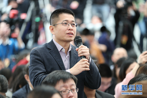 图为经济日报记者在会上提问