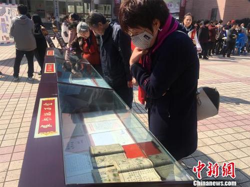 宁波镇海晒百余封家书旧书信里重温慢时光