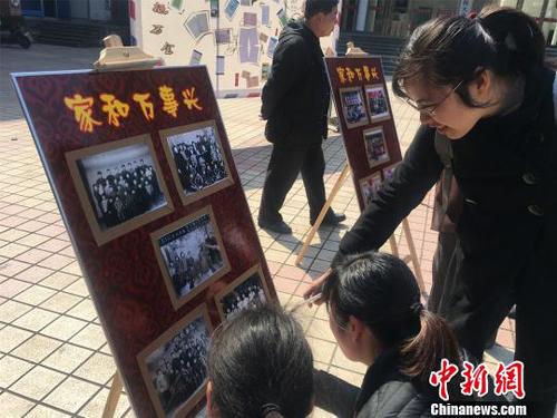 市民围观家书展?！±罴掩S 摄