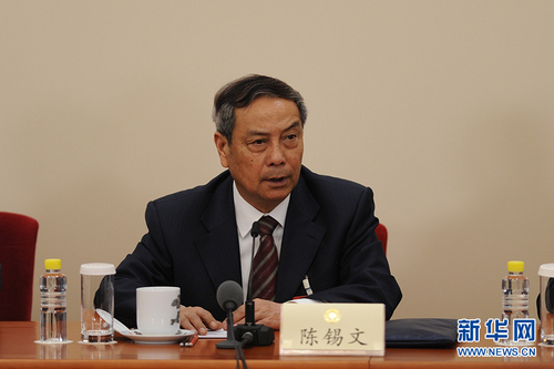 　3月6日，全国政协十二届五次会议在北京人民大会堂新闻发布厅召开记者会，邀请5位全国政协委员就深入推进“三去一降一补”、深入推进农业供给侧结构性改革、着力振兴实体经济、防范金融风险、推进“一带一路”建设等回答记者提问。图为全国政协常委陈锡文回答记者提问。