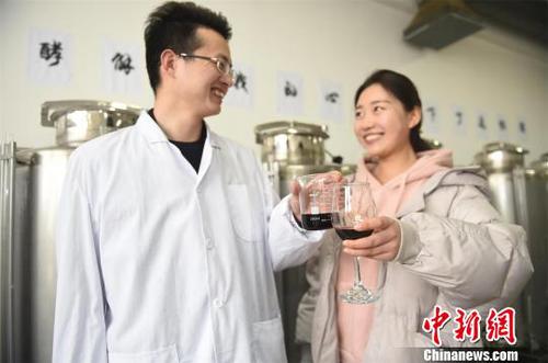 男生把自酿的红酒送给女生?！『钋?摄