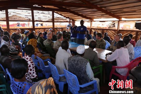 与难民营民众座谈交流?！±钚?摄