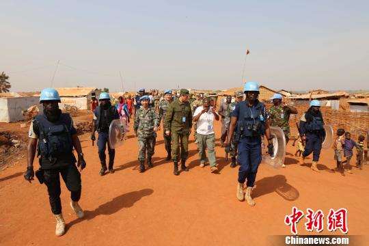 视察工兵难民防护墙建设?！±钚?摄