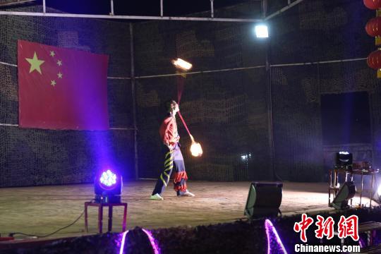 杂技火流星表演。　李欣 摄