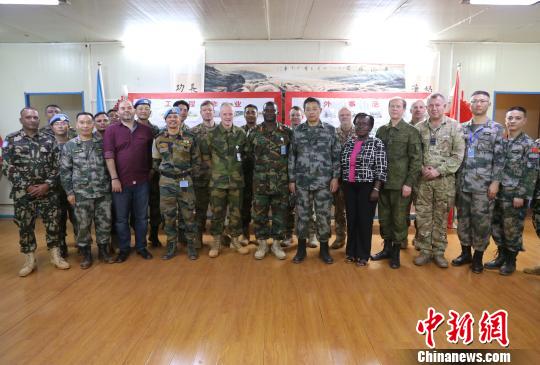 合影留念。　李欣 摄