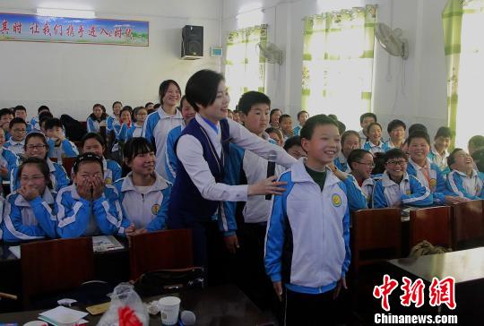 乘务员带领同学们“立正”?！∩蚶?摄