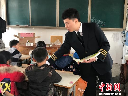 空乘人员给孩子们送书?！∩蚶?摄