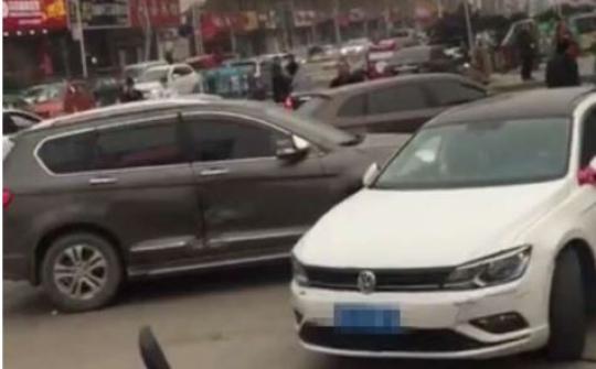 一对男女因感情纠纷怄气街头开起“碰碰车”