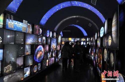 资料图 武汉科技馆新馆宇宙展厅参观者众多。 <a target='_blank' href='http://www.chinanews.com/'>中新社</a>记者 张畅 摄