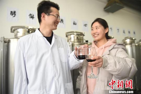 男生把自酿的红酒送给女生?！『钋?摄