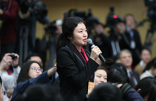 图为新华社记者提问。