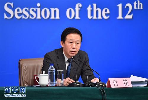 　　3月7日，十二届全国人大五次会议新闻中心举行记者会，邀请财政部部长肖捷、部长助理戴柏华就“财政工作和财税改革”的相关问题回答中外记者的提问。这是肖捷在回答记者提问。