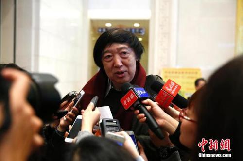 资料图 冯骥才（中）<a target='_blank' href='http://www.chinanews.com/'>中新社</a>发 富田 摄