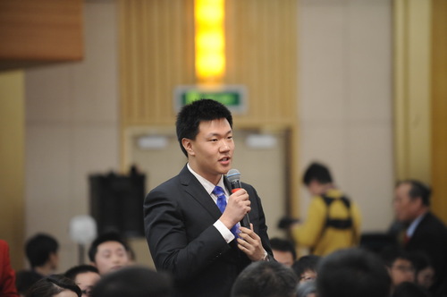 中央电视台、央视网记者提问。