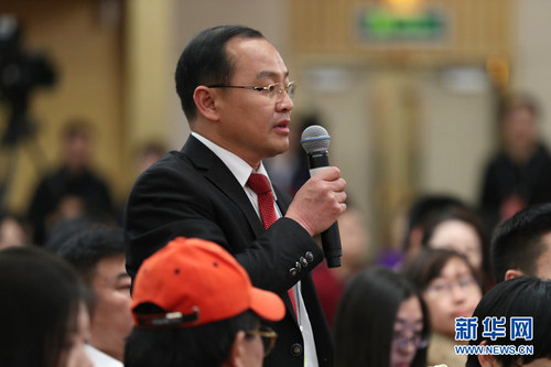 图为美国美中时报记者提问