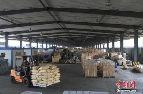 11月10日，沈阳，繁忙的沈阳铁路局零散货物快运货场。今年“双十一”期间，11月11日至11月20日，沈阳铁路局推出“电商黄金周”货运服务新举措，全力打造高铁快运、快速货物班列、零散货物快运等产品，全面服务电商物流。其表明，铁路方面也开始加入“双十一”网购狂潮的“运输大战”。<a target='_blank' href='http://www.chinanews.com/'>中新社</a>记者 沈殿成 摄