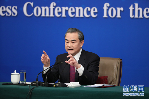 王毅正在回答记者提问