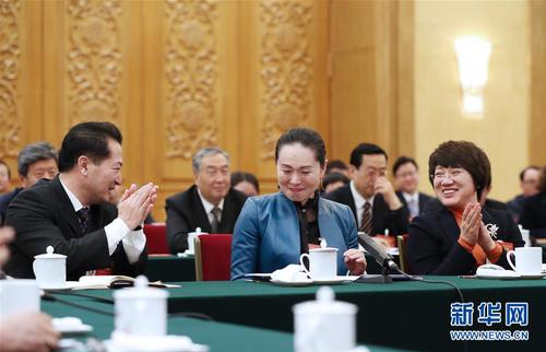 3月7日，辽宁代表团的冯玉萍代表（前中）在发言时激动不已。在两会会场内外，女代表、女委员、女工作人员、女记者在工作中尽职尽责，展现着自己的风采。 新华社记者 谢环驰 摄