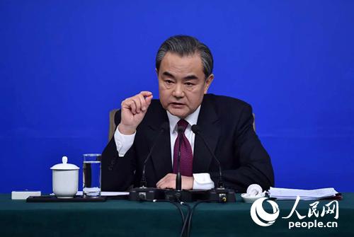 图为2017年3月8日上午，外交部部长王毅回答中外记者提问。人民网记者翁奇羽摄