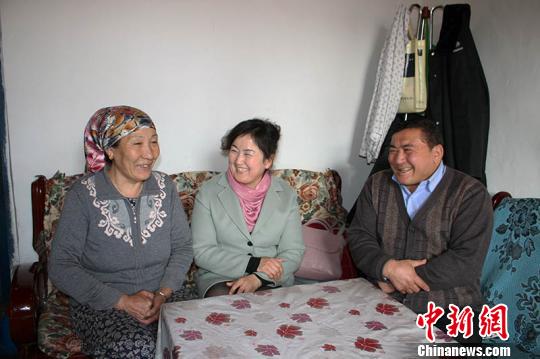 巴哈义古丽·尼合买提看望阿赛和卡热木汗一家，为阿赛送去节日的祝福?！≌殴?摄