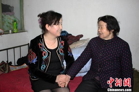 巴哈义古丽·尼合买提看望“妈妈”王改英，拉着她的手嘘寒问暖?！≌殴?摄