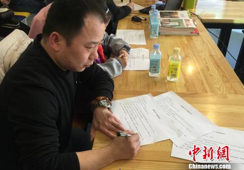 兰州一小学爸爸与孩子签“公约”约定父爱不缺位（图）