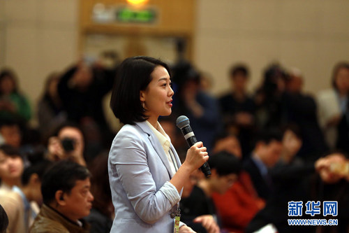 图为凤凰卫视记者提问。