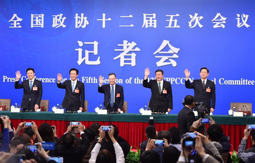 五位委员向记者挥手致意_