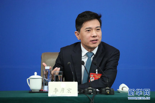 图为全国政协委员，全国工商联副主席，百度公司董事长兼首席执行官李彦宏答记者问。