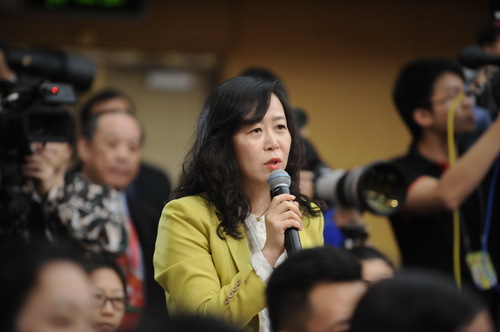 法制日报记者提问。