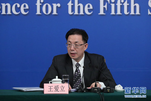 图为全国人大常委会法工委刑法室主任王爱立回答记者提问。