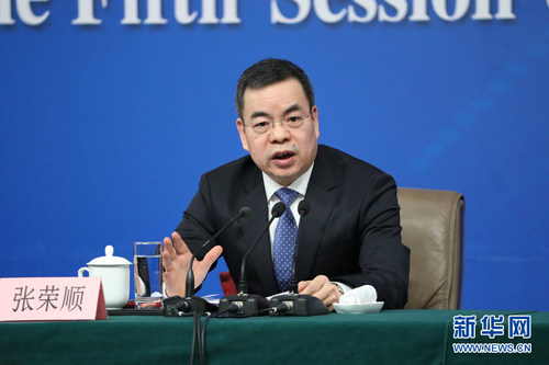 图为全国人大常委会法工委副主任张荣顺回答记者提问。