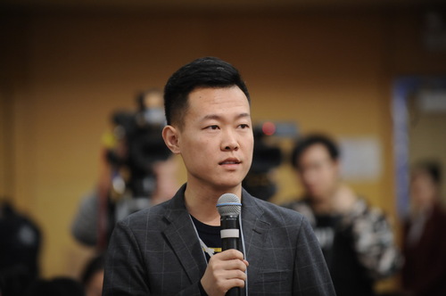 光明日报记者提问。