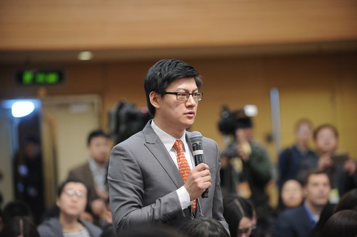中央电视台记者提问。