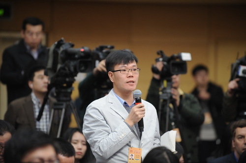 瞭望周刊记者提问。