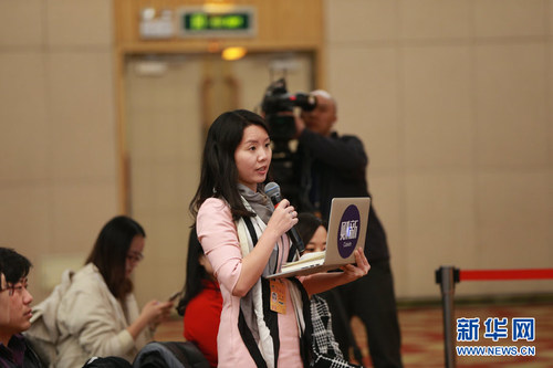 图为财新周刊记者提问。