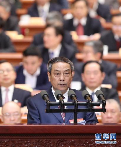 3月9日，全国政协十二届五次会议在北京人民大会堂举行第二次全体会议。这是陈锡文委员作《深入推进农业供给侧结构性改革着力提升农业综合效益和农产品竞争力》的发言。 新华社记者 刘卫兵 摄