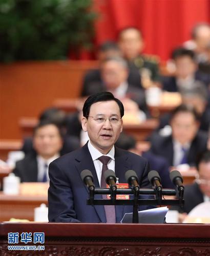 3月9日，全国政协十二届五次会议在北京人民大会堂举行第二次全体会议。这是李守镇委员代表全国总工会作《建设高素质产业工人队伍打造更多“大国工匠”》的发言。 新华社记者 刘卫兵 摄