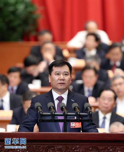 3月9日，全国政协十二届五次会议在北京人民大会堂举行第二次全体会议。这是张近东委员代表全国工商联作《大力推动实体零售向智慧零售转型》的发言。新华社记者 刘卫兵 摄